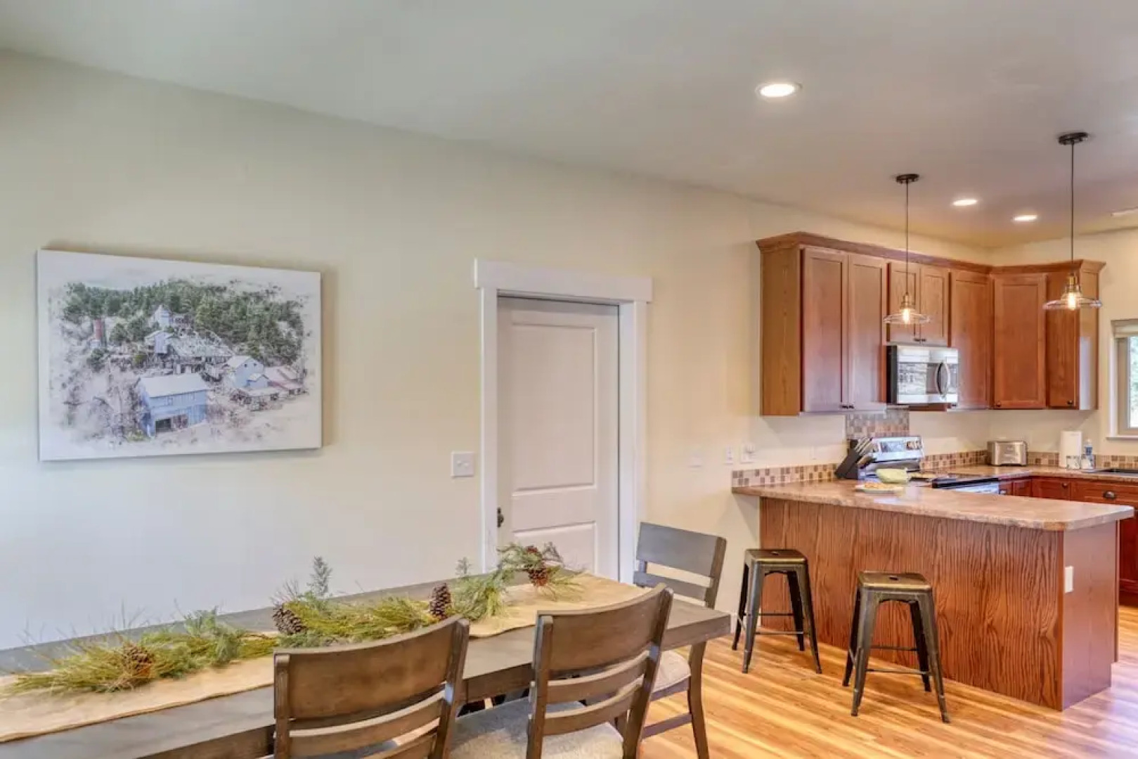 Gold Mining Condo King Bed Modern Comforts