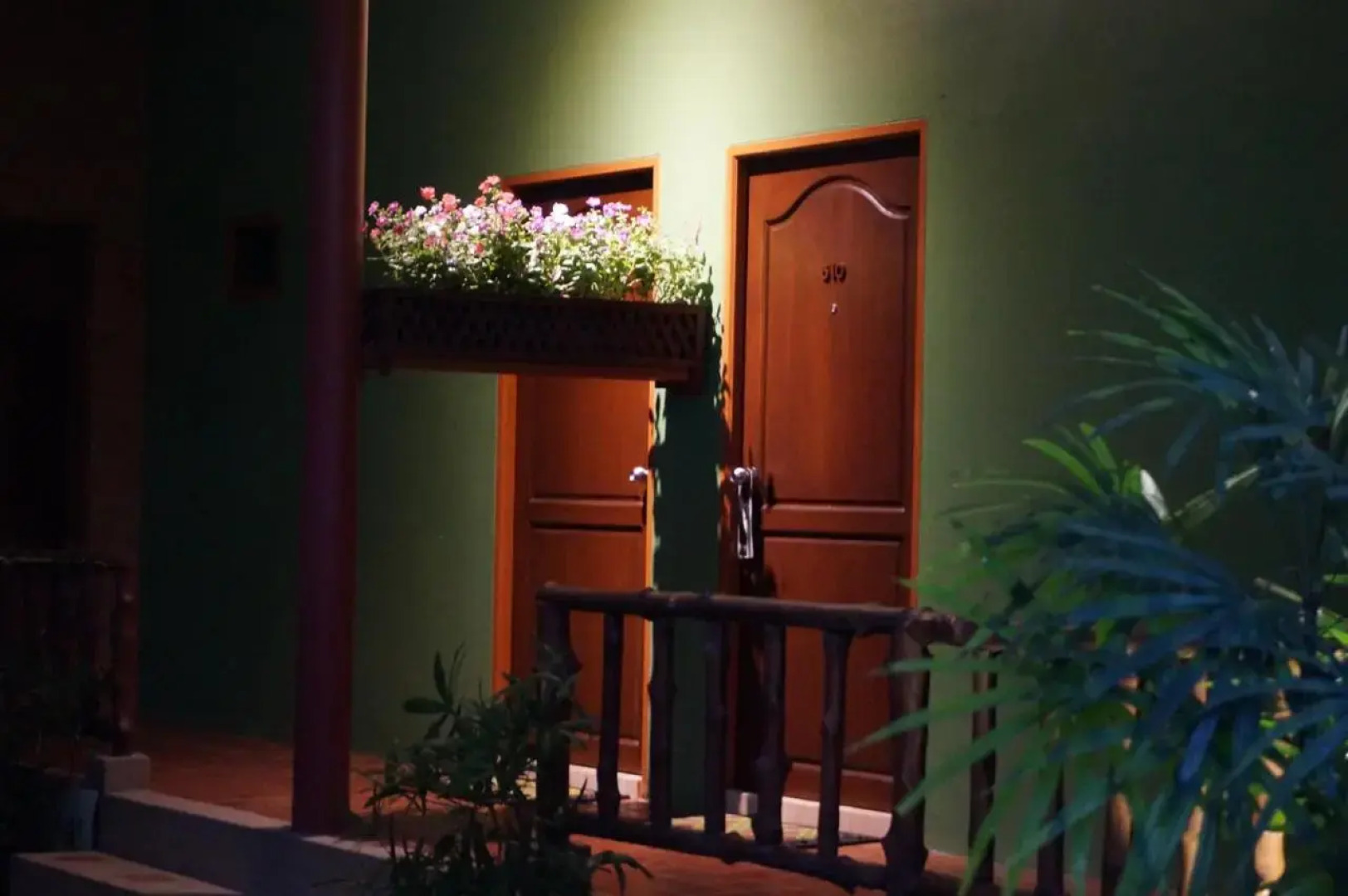 The Country Lake View Hotel