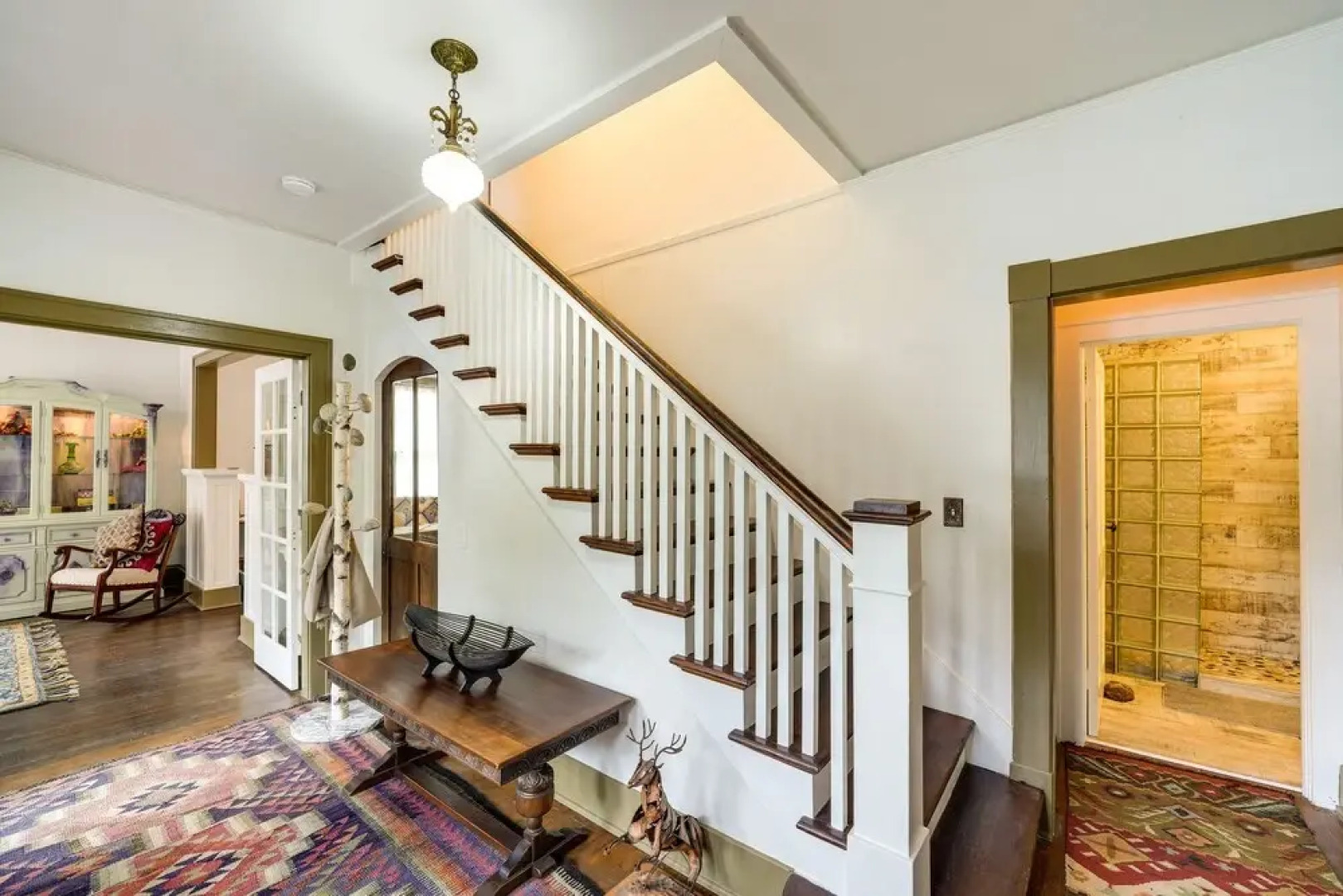 Charming La Conner Vacation Home w/ Fireplace!