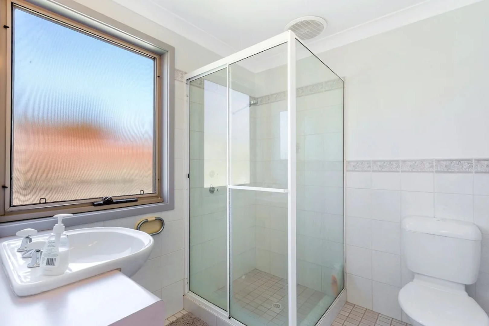 Ronald Avenue, Unit 2/36