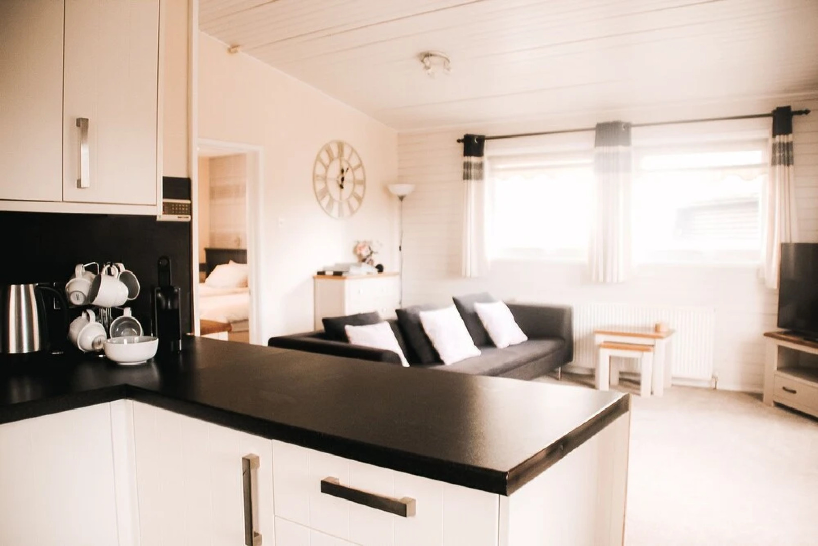 Keer Side Lodge, Luxury lodge with private hot tub at Pine Lake Resort