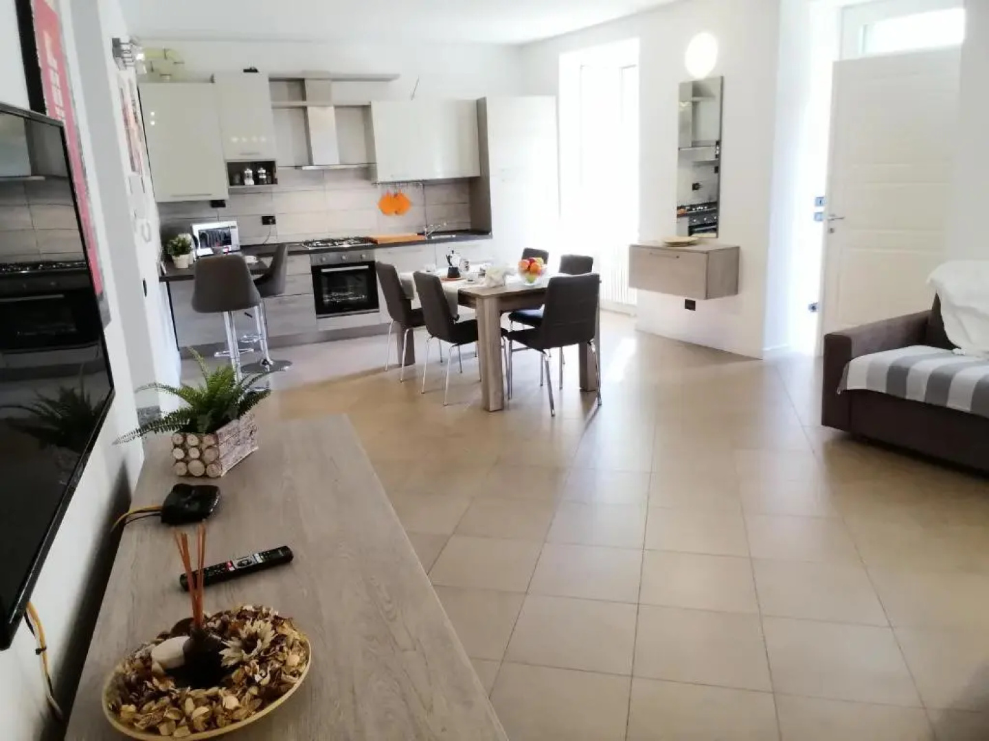 BELLAGIO DREAMS APT, pool, with private garden, near lake