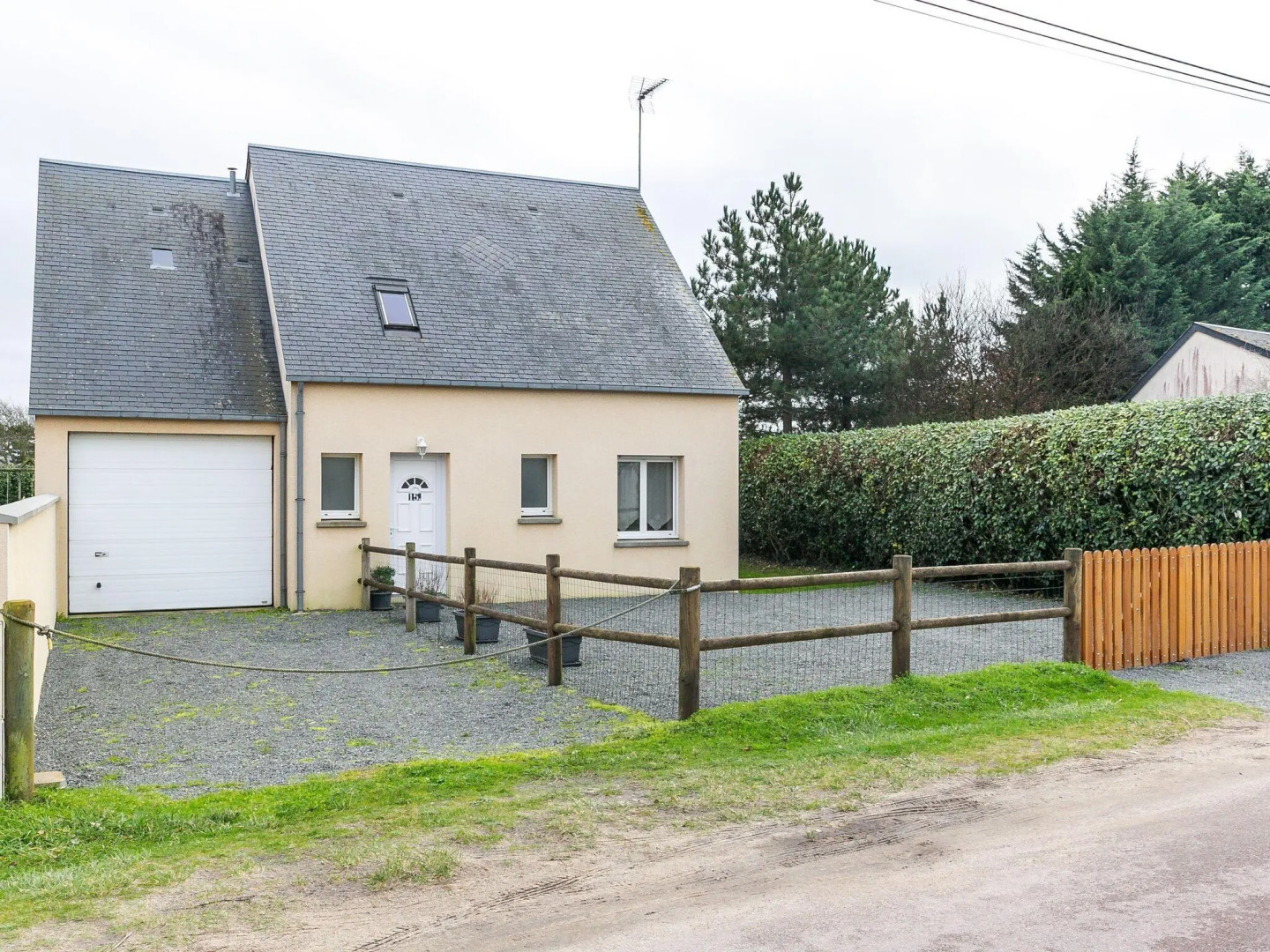 Picturesque Holiday Home in Anneville-Sur-Mer with Garden