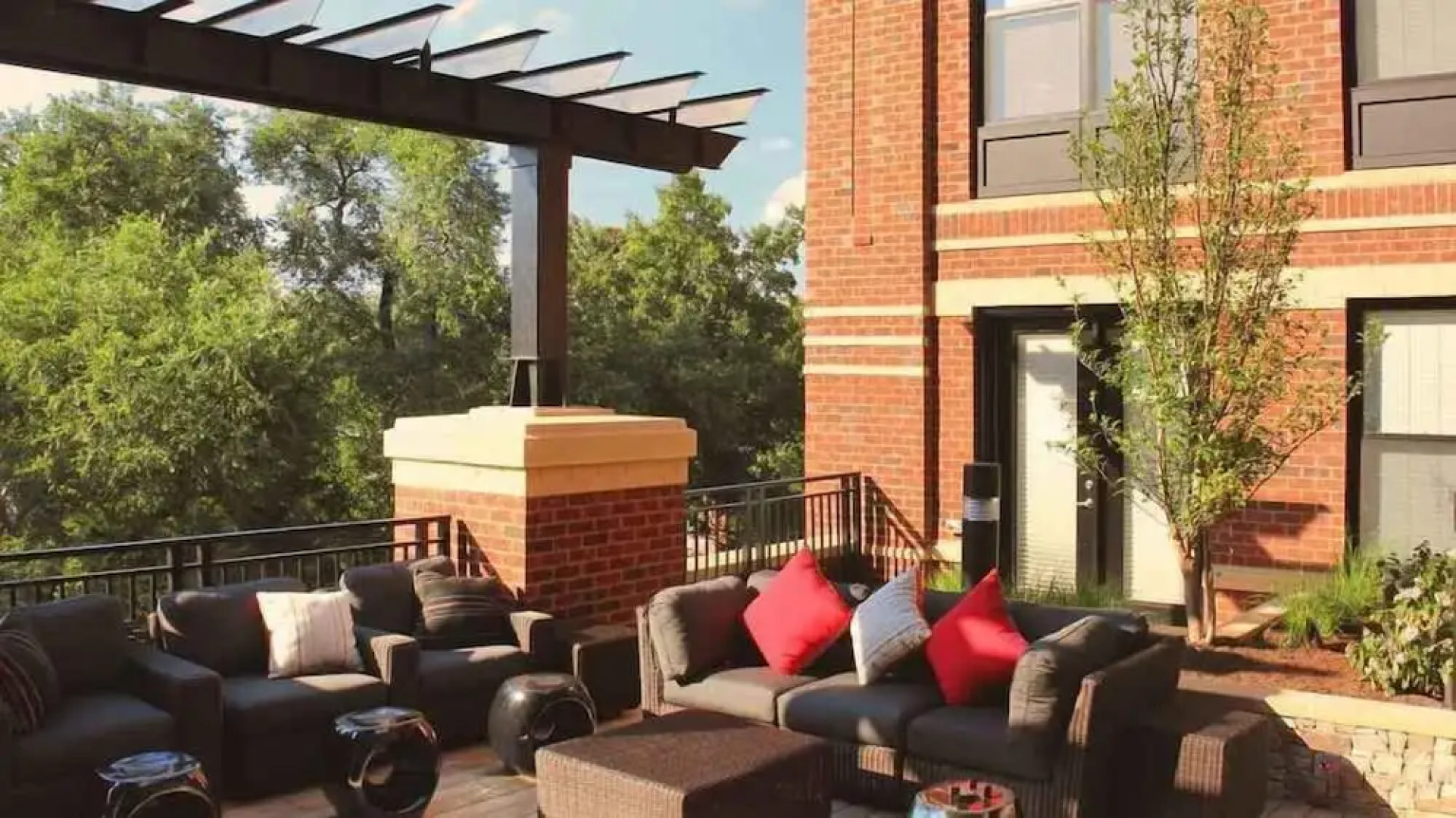 1919 Clarendon by Executive Apartments