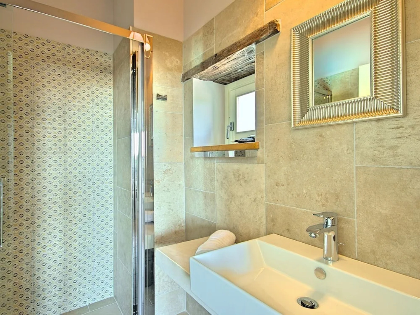 Plushy Villa in Ladici With Pool and Whirlpool