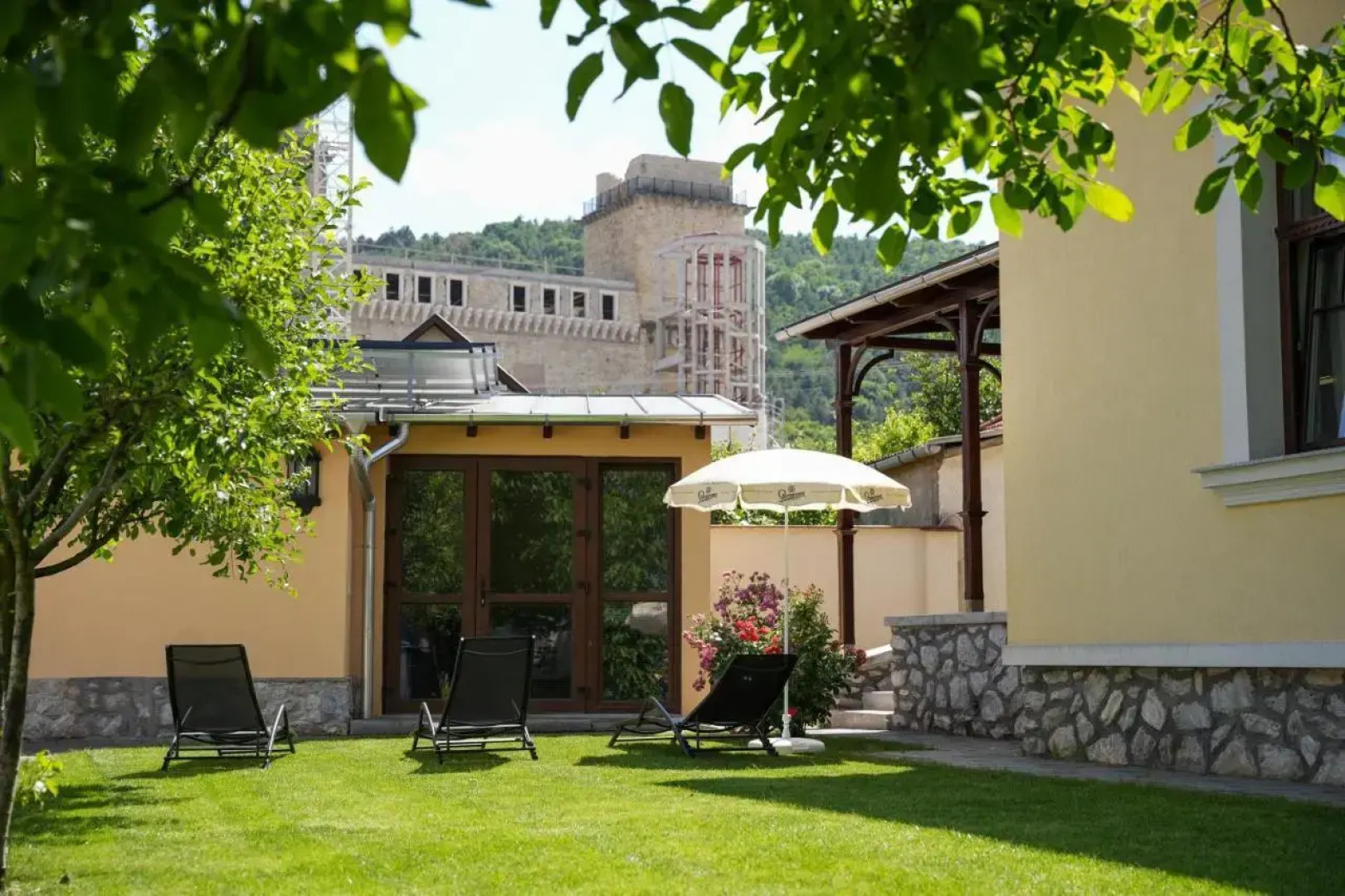 Varkert Deluxe Apartmanhaz