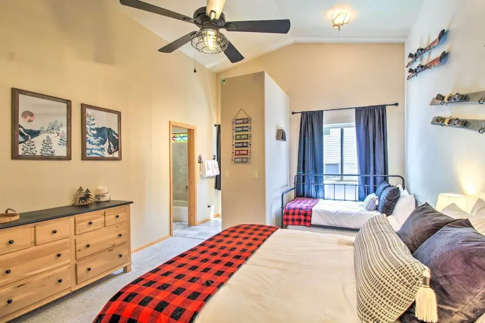 Hot Tub & Game Room: All-season Pinetop Cabin