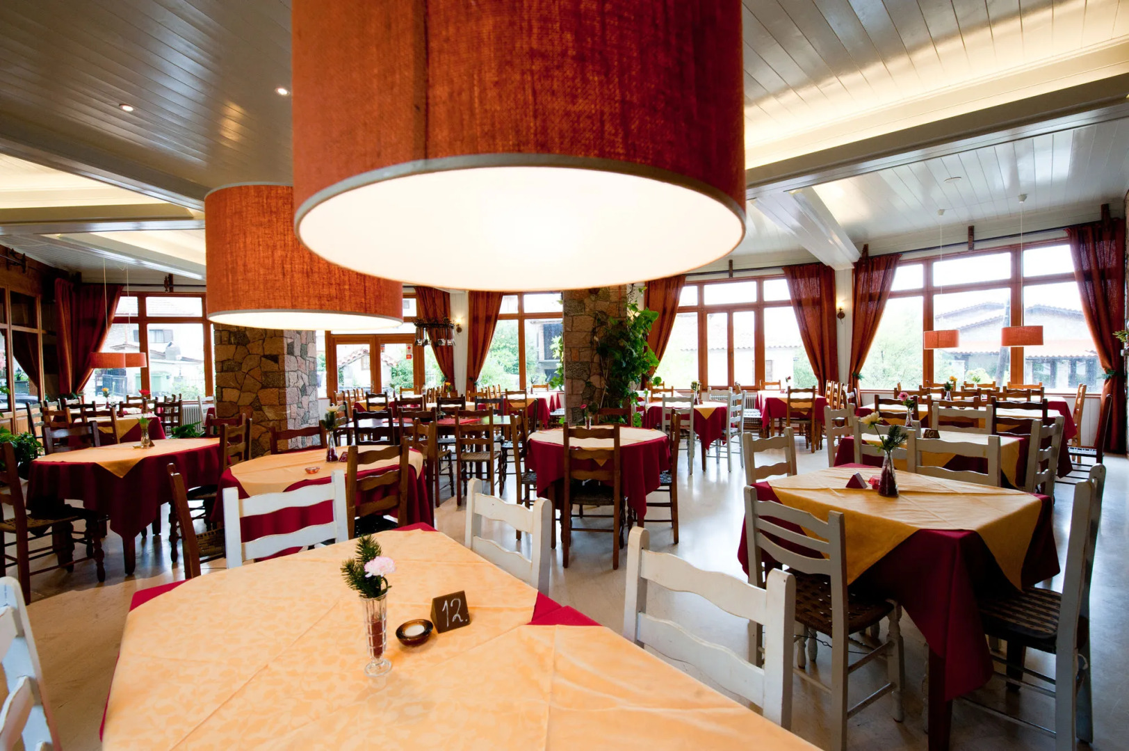 To Balcony tis Agorianis