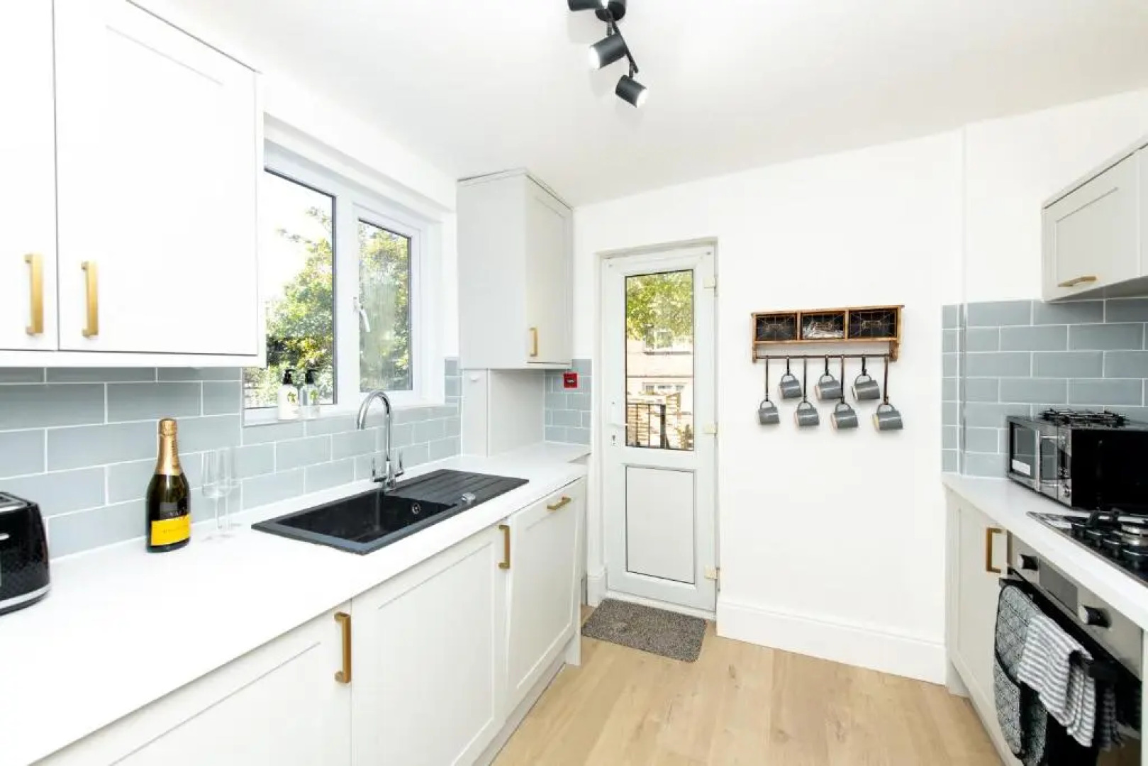 Elphinstone Apartment - Boutique 3 bed with Wi-Fi close to all amenities!