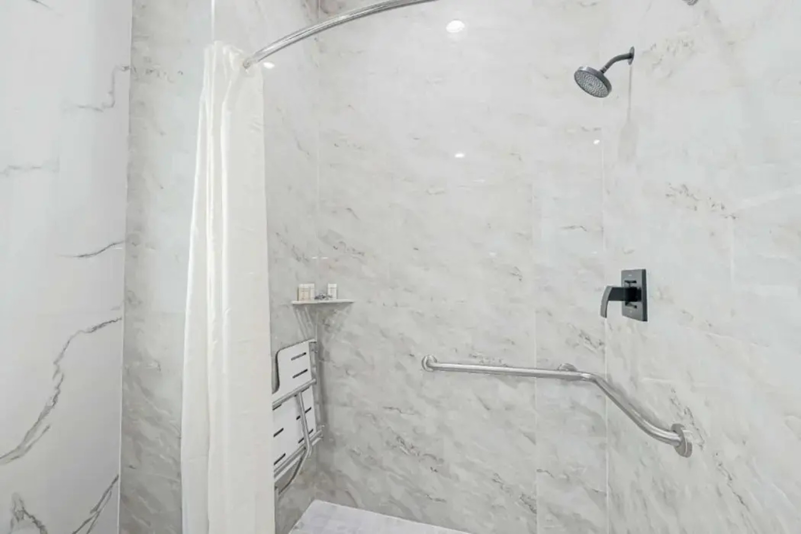 Comfeeni Inn and Suites