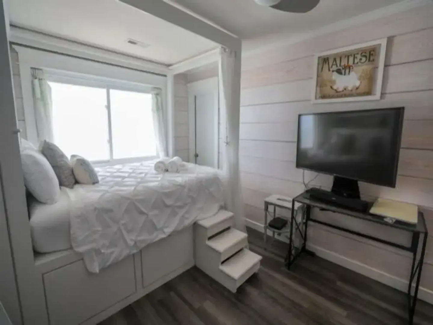 Beach Sunrise - Relaxing and Romantic! Enjoy ocean views from the bedroom with balcony access. 1 Condo by RedAwning