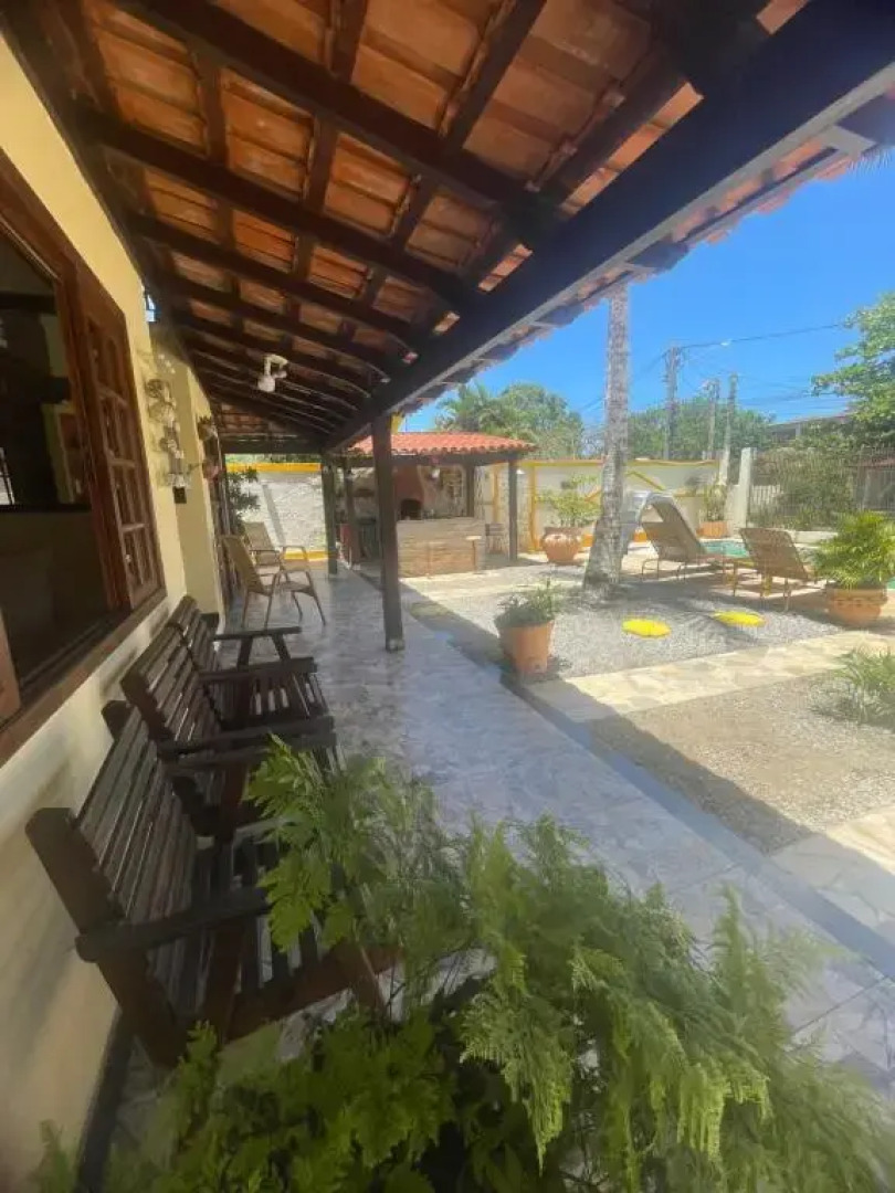 Suíte com varanda vista piscina