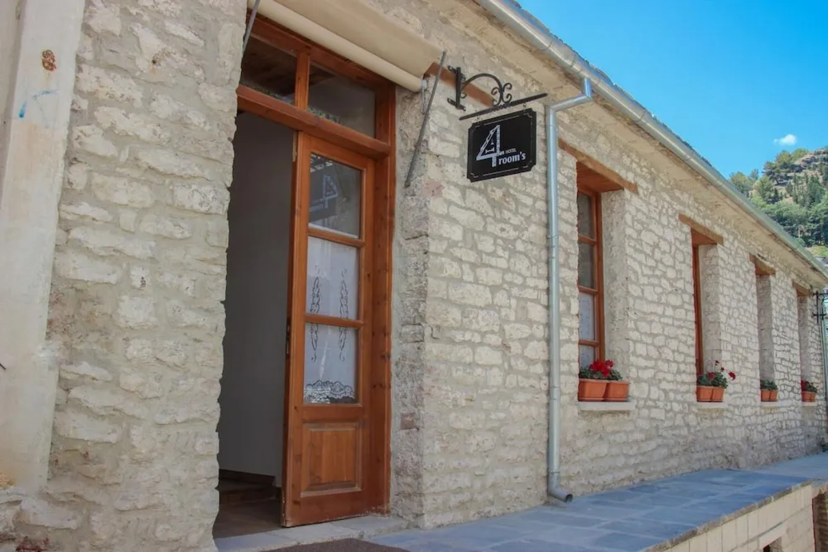 4 Rooms Hotel