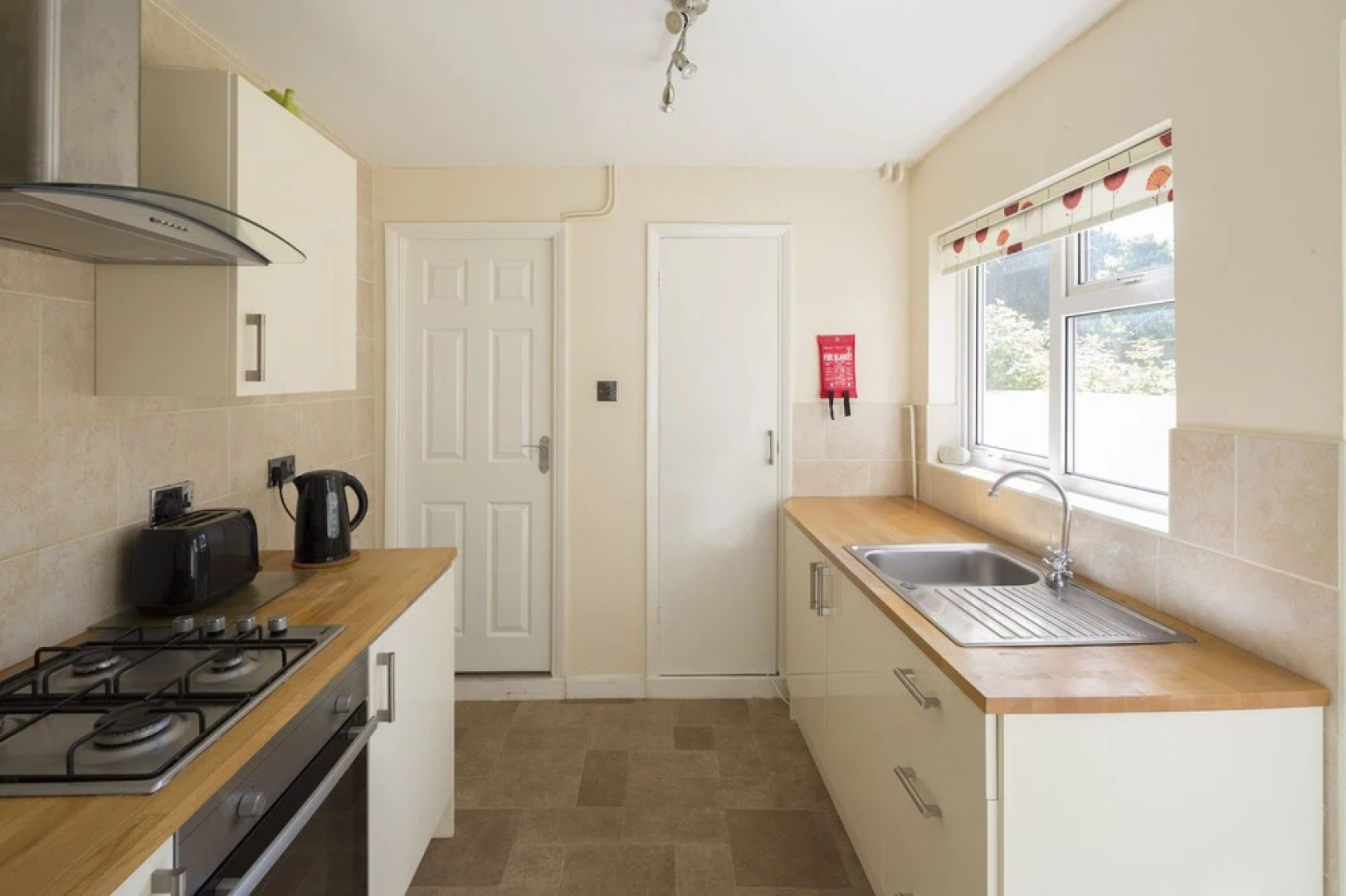 Stylish Modern with FREE Parking by Kasar Stays