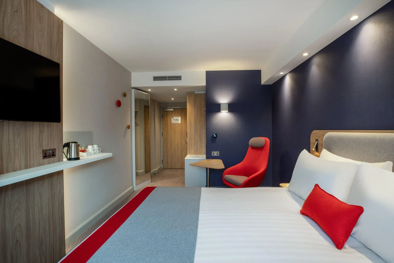 Holiday Inn Express Cambridge West Cambourne by IHG
