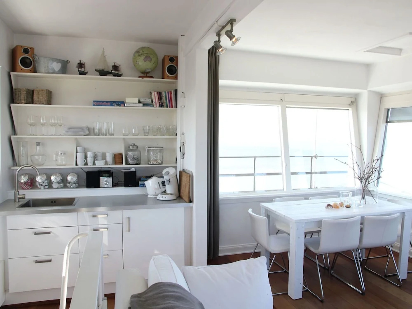 Vintage Holiday Home in Huisduinen near Sea Beach & Center