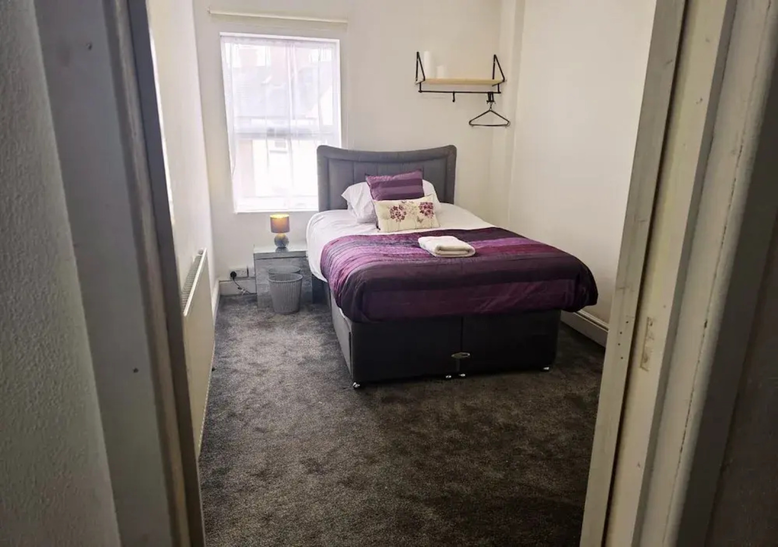 PRIVATE ROOMs In TOWN CENTRE FREE PARKING WIFI AND PATIO WITH AA STAY LTD