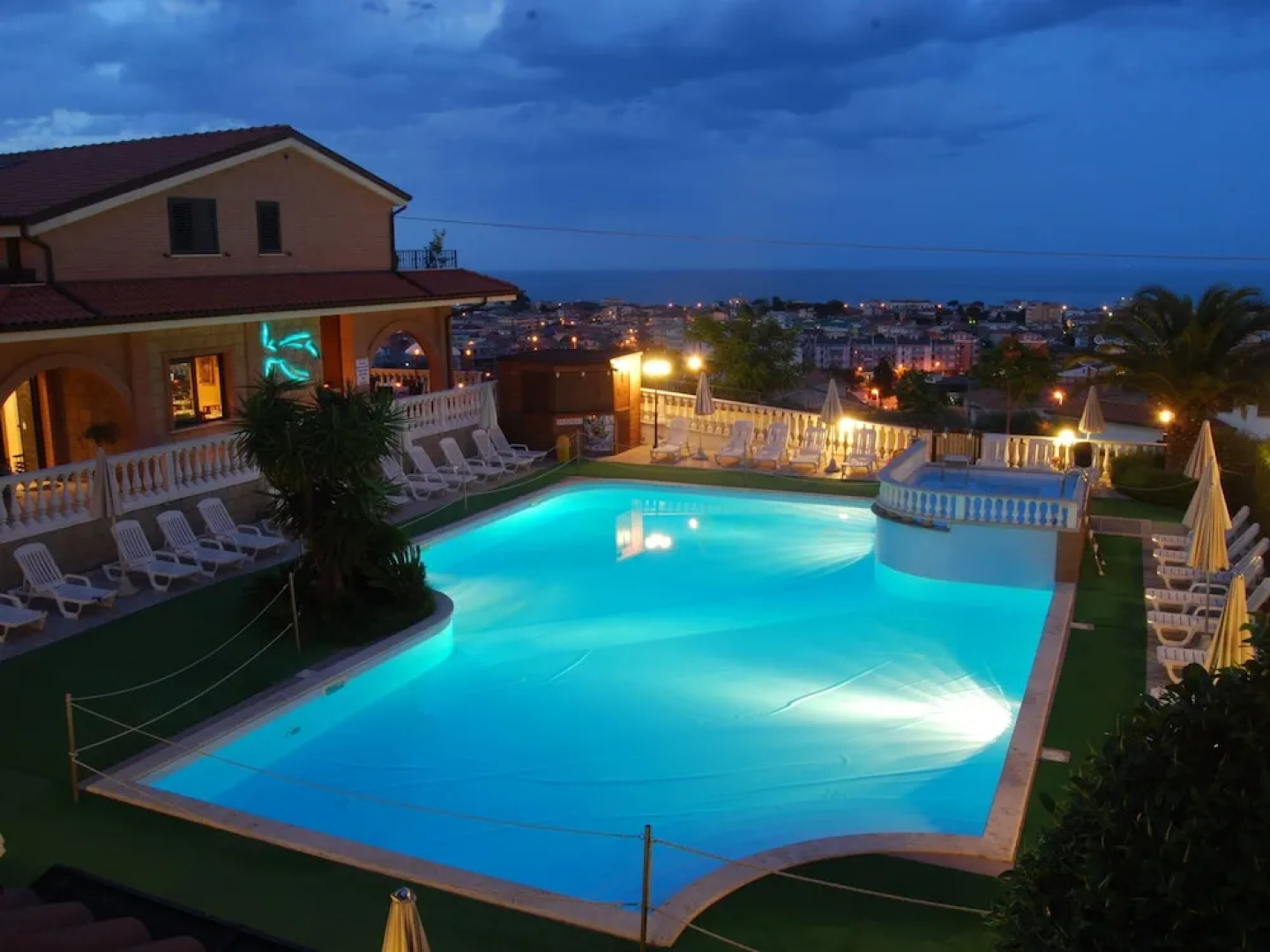 Apartment with Pool near Sea