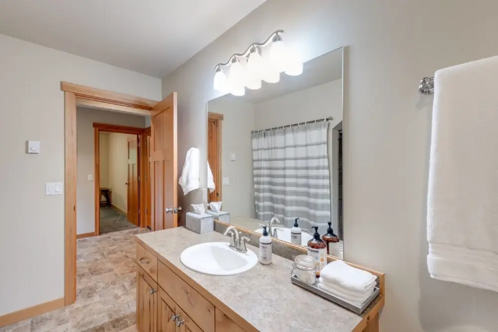 52GS - Hot Tub - WiFi - Pets Ok - Wood Stove - Sleeps 6