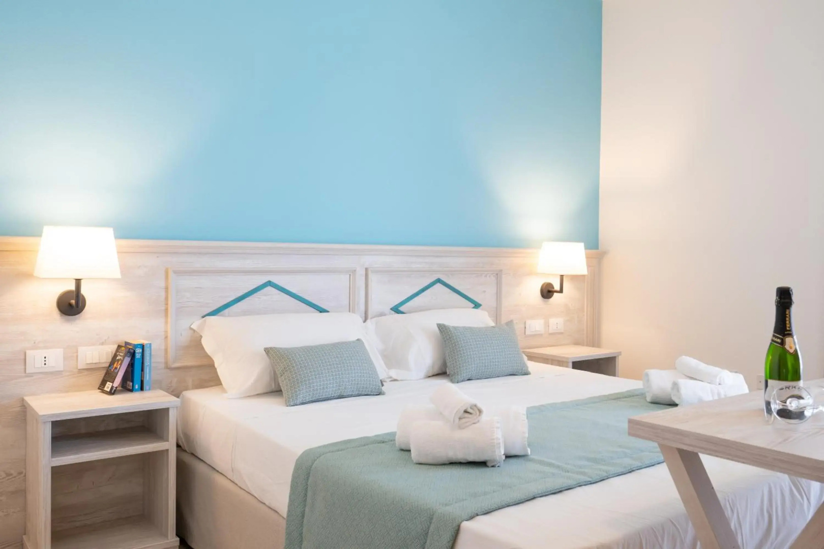 Отель Red Sun Village