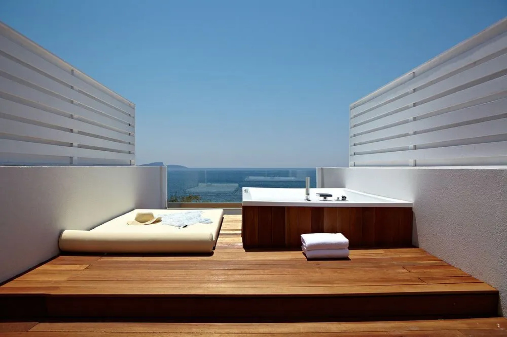 Lichnos Beach Hotel & Suites