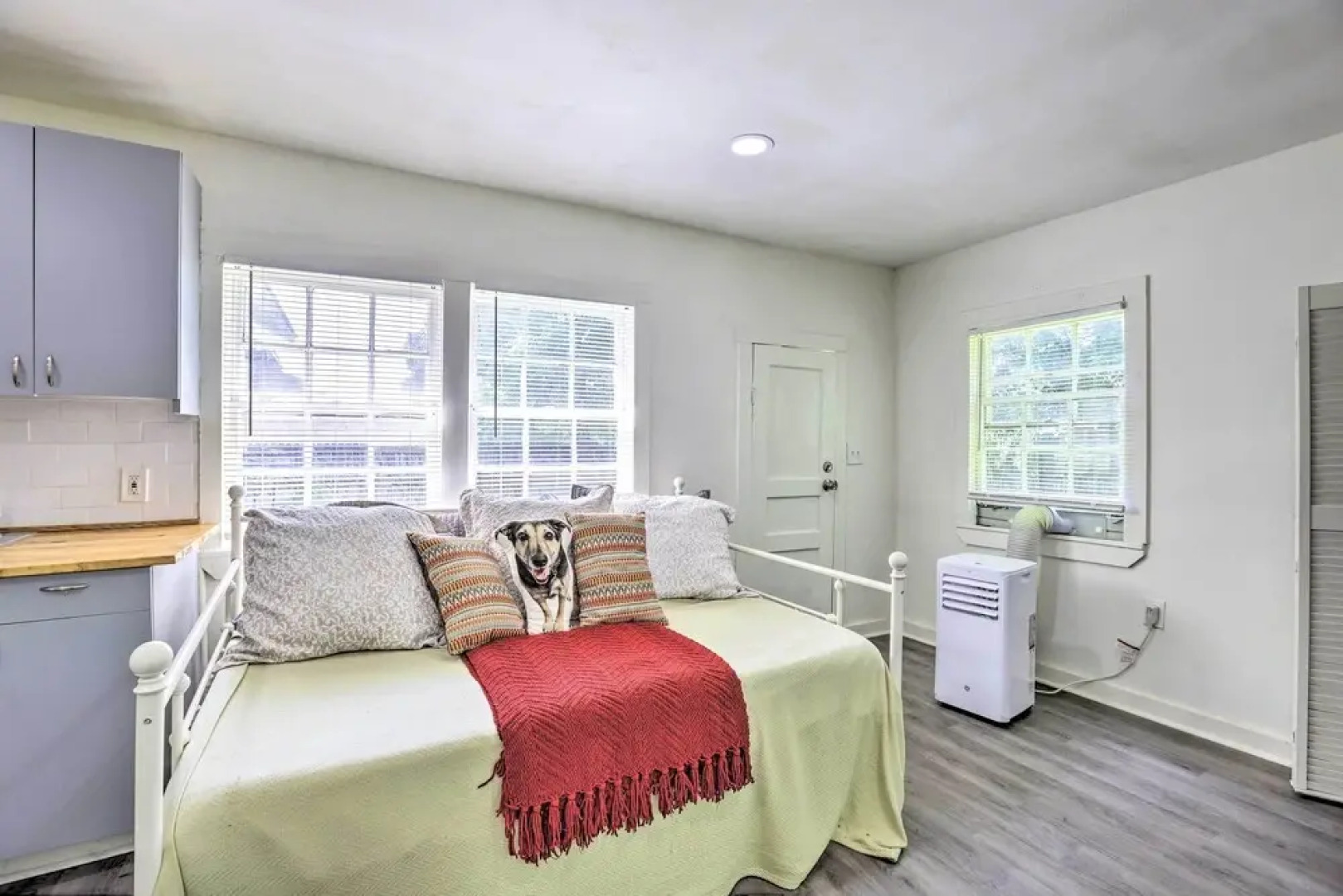 Quaint Leeds Studio w/ Yard ~ 18 Mi to Birmingham!