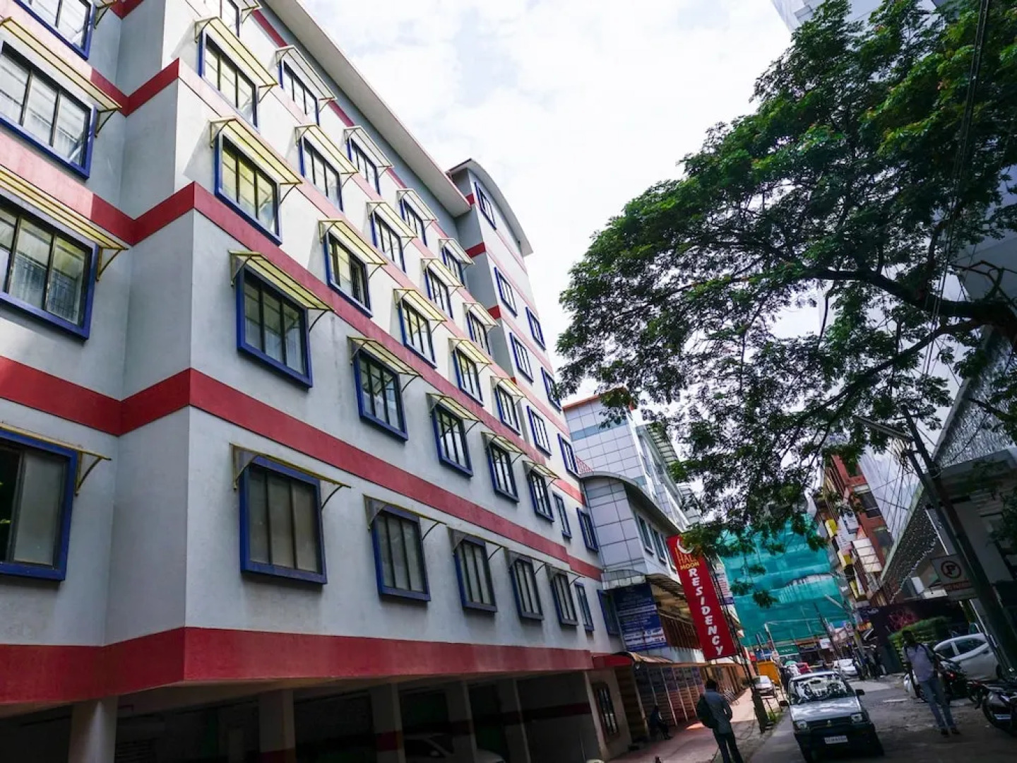 OYO 9932 Hotel Half Moon Residency