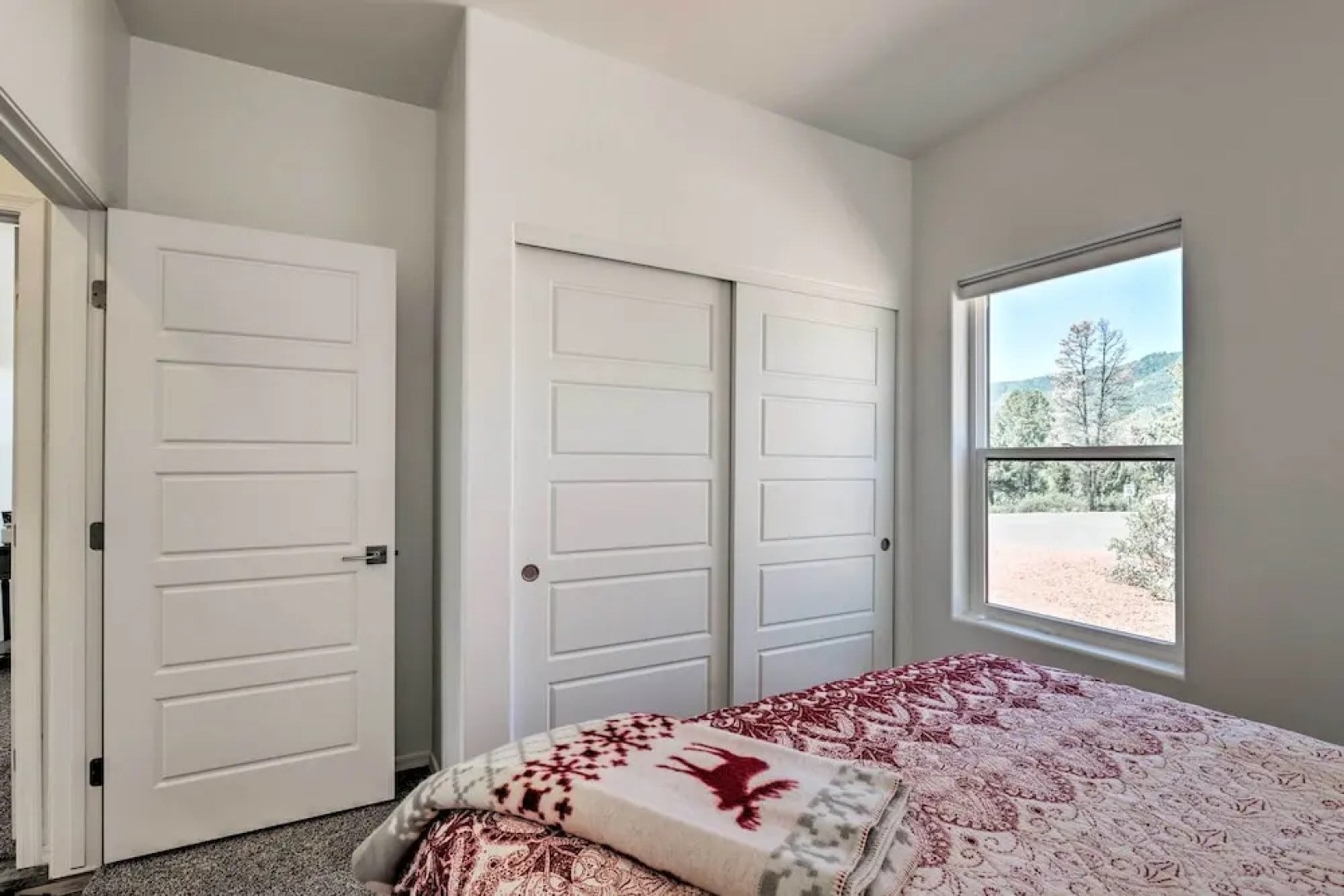 Hot Tub, Deck & Mtn View: Lavish Cabin in Pine!