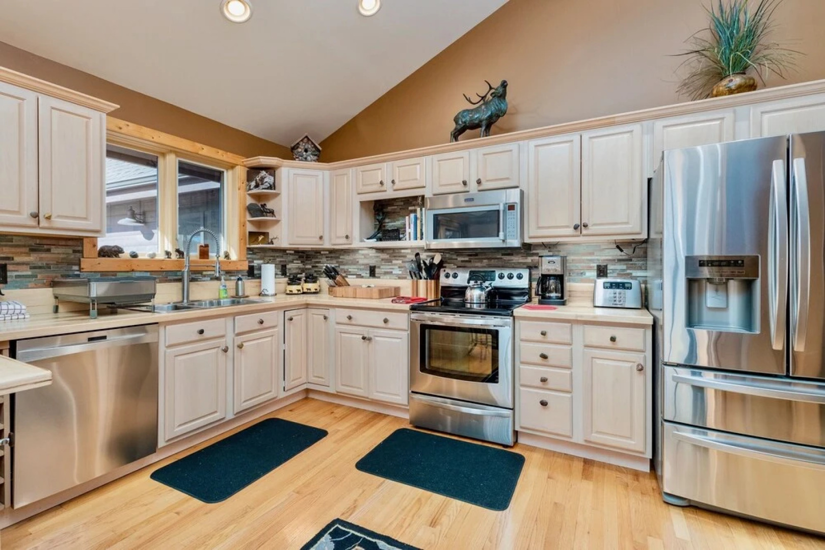 Awestruck Luxury Vacation  At Windcliff 3 Bedroom Home by RedAwning