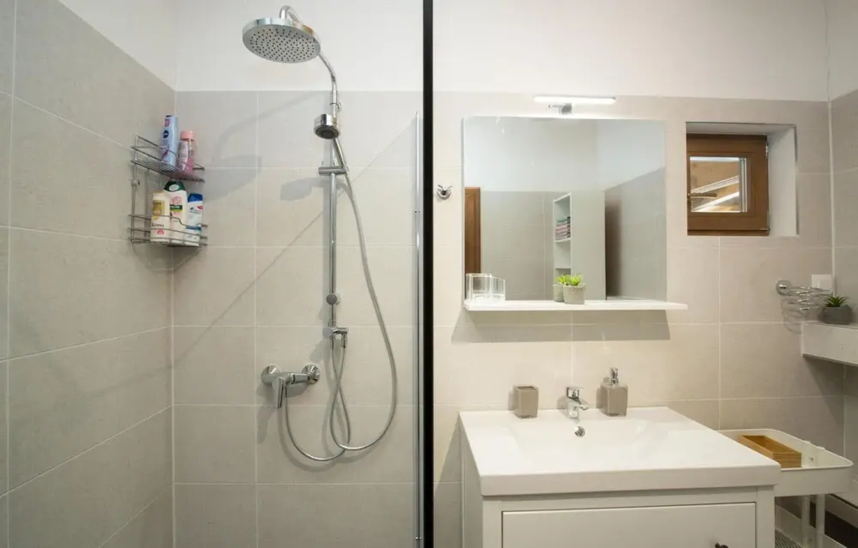 Amazing Home in Donje Taboriste With 2 Bedrooms and Wifi