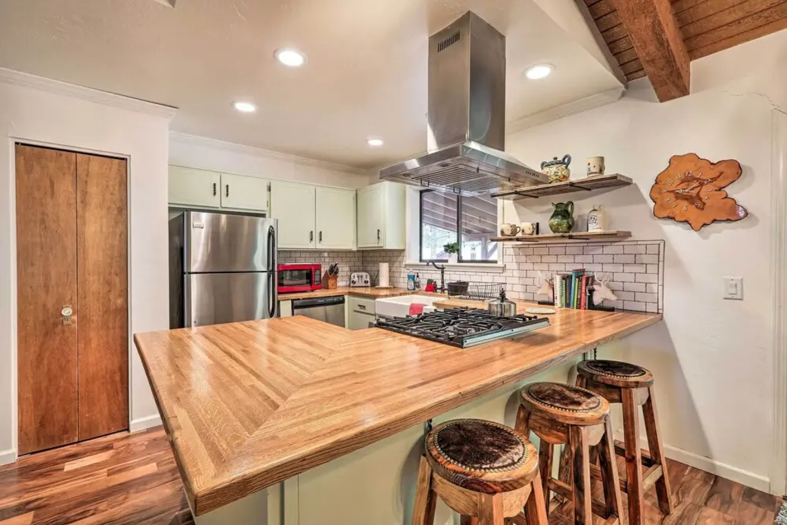 Hot Tub & Patio: Pet-friendly Cabin in Munds Park!