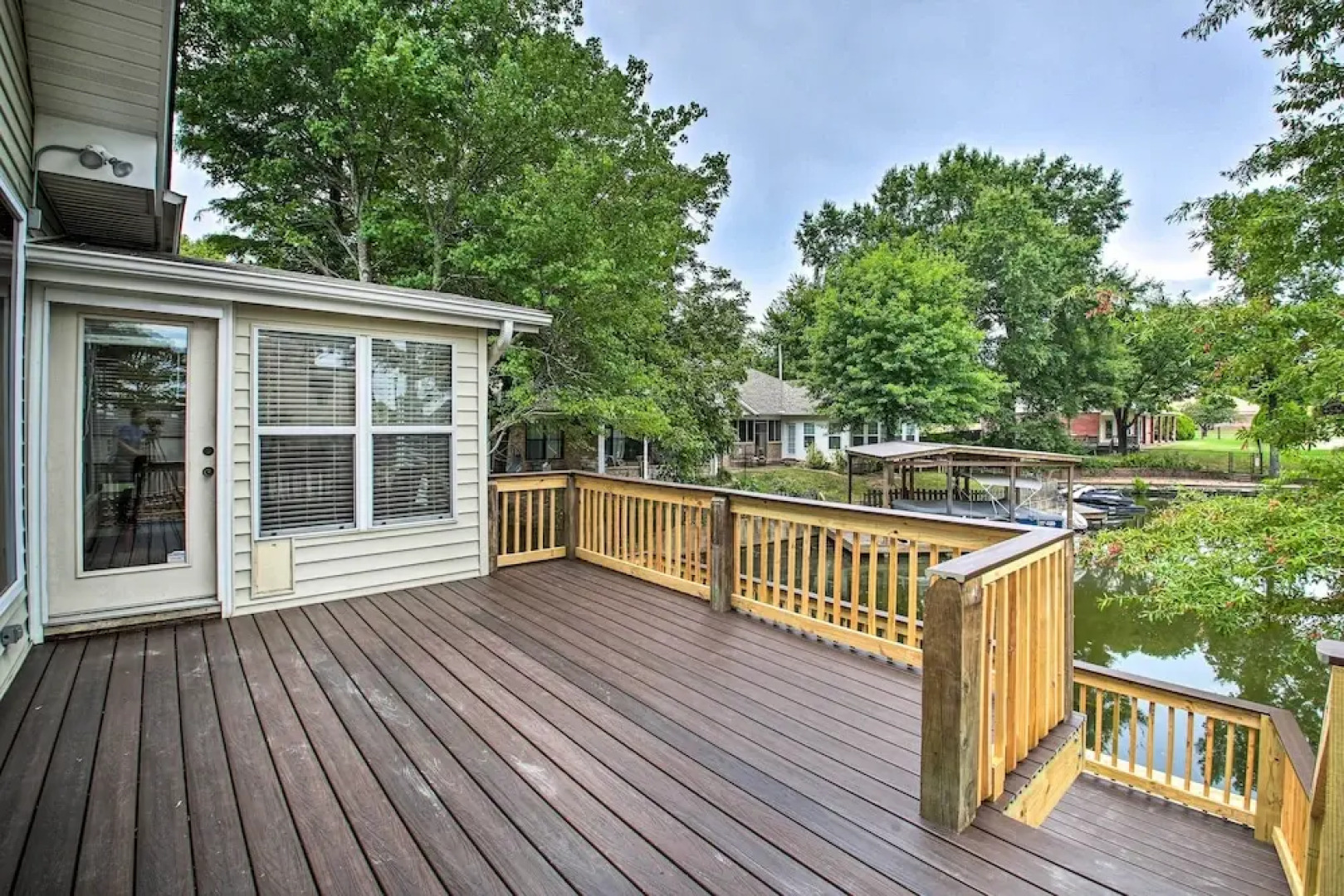 2-tier Deck & Boat Parking: Lake Hamilton Home