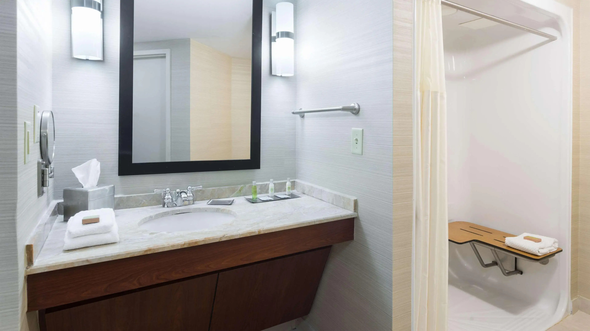 DoubleTree Suites by Hilton Hotel Cincinnati - Blue Ash