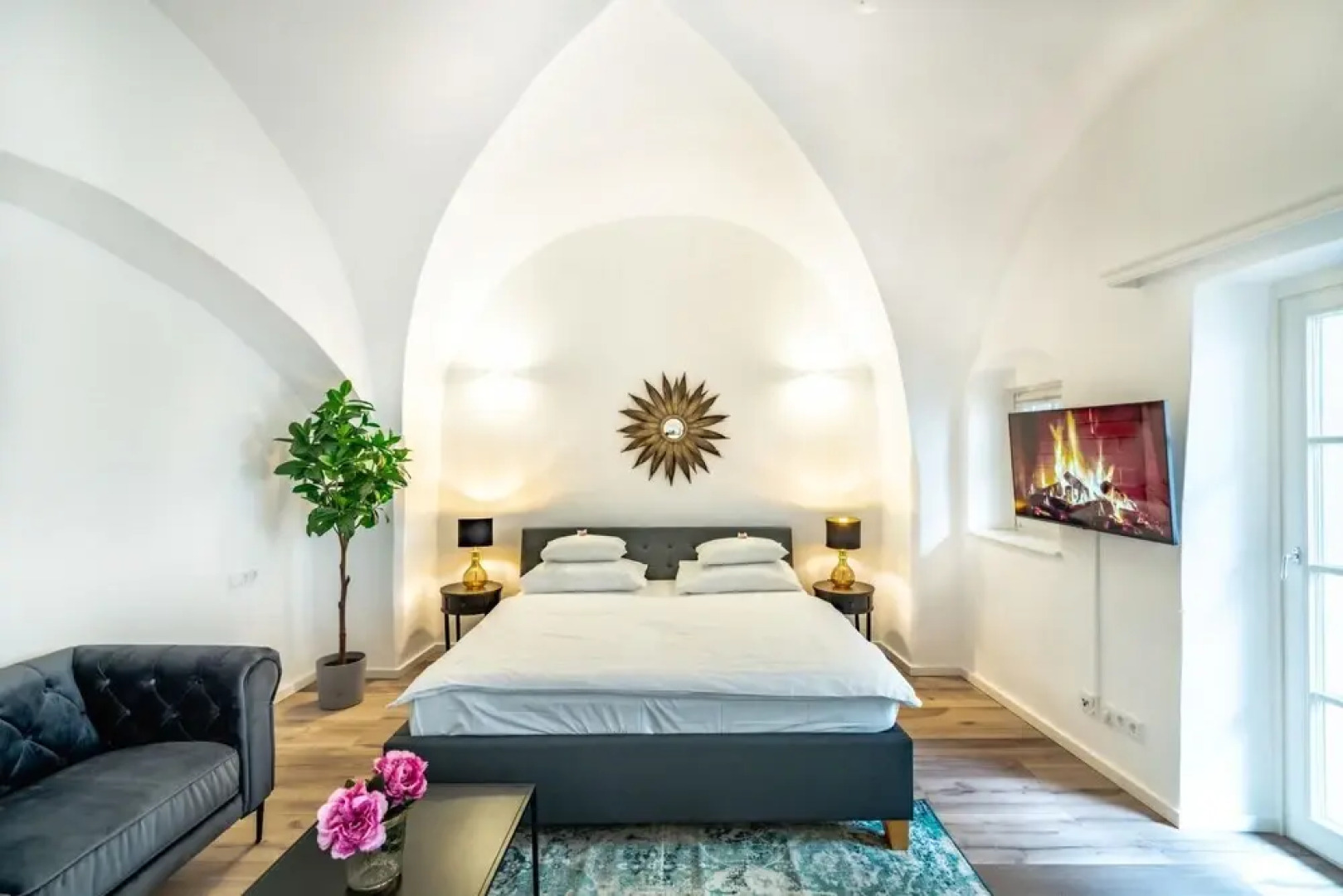 Deluxe Loft With King Bed Private Parking in the old Town of Krems