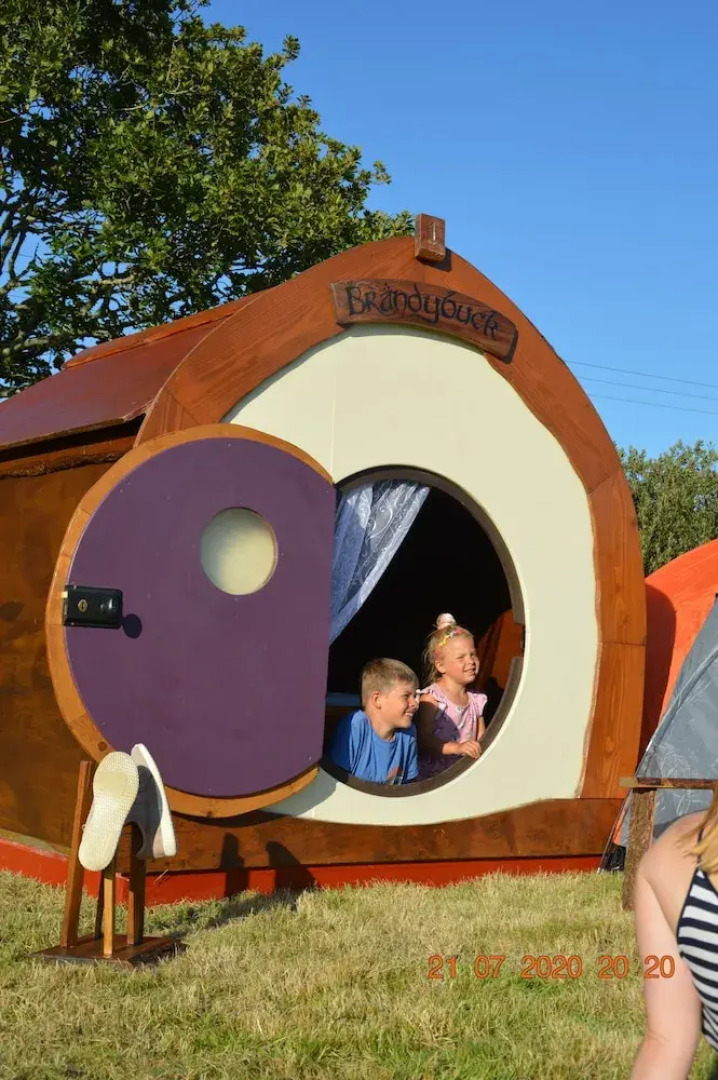 Secluded Meadow, Unique Shire Hut, Perfect Camping
