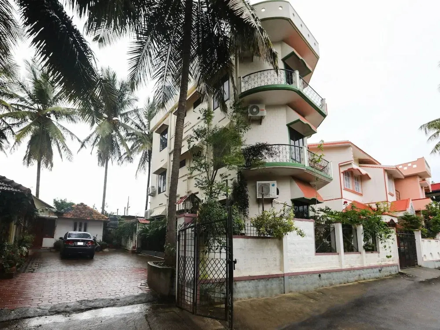 OYO 7030 Four Seasons