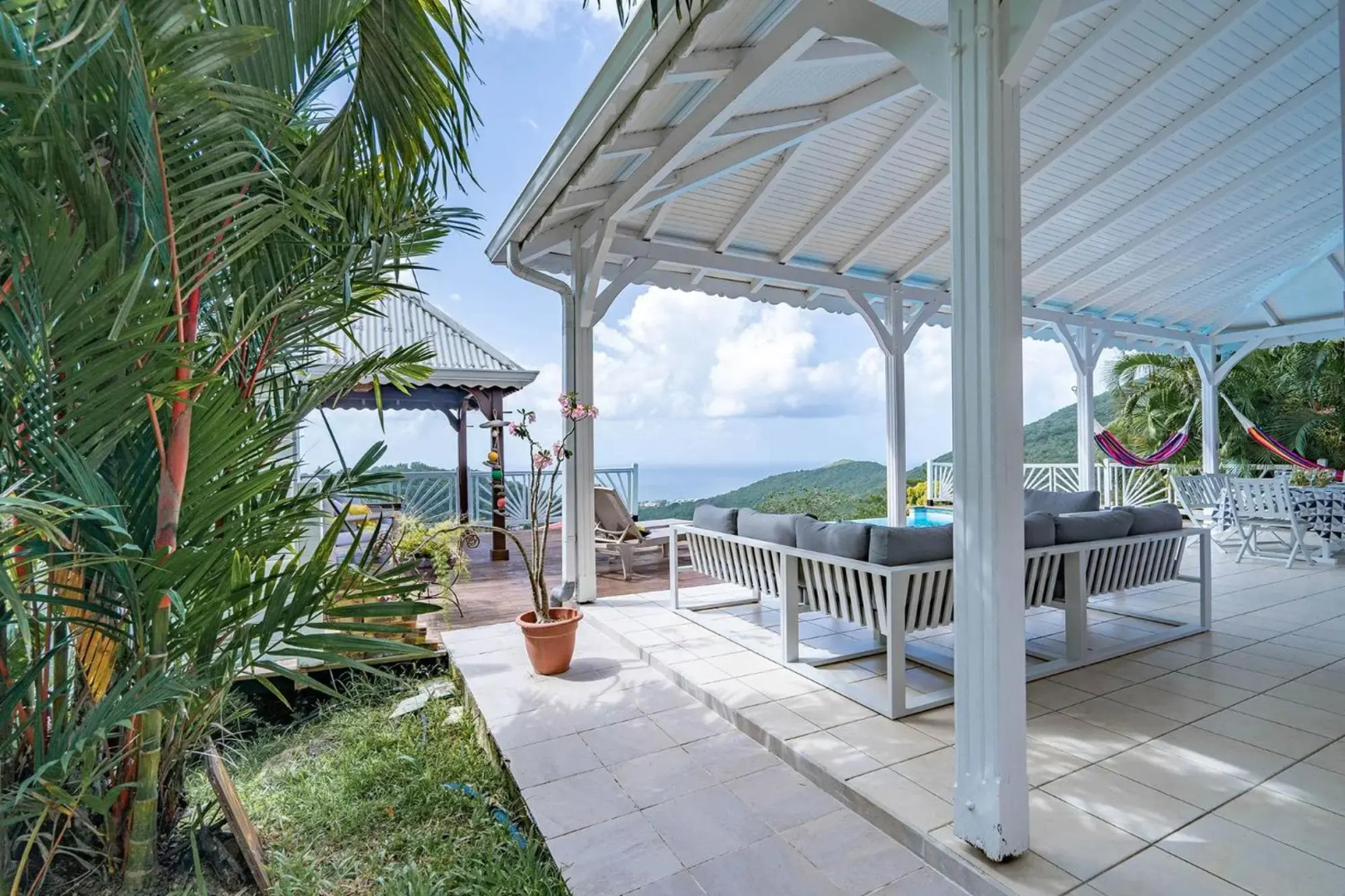 Villa Palmier rouge : 3 ch, piscine à débordement, vue mer et végétation