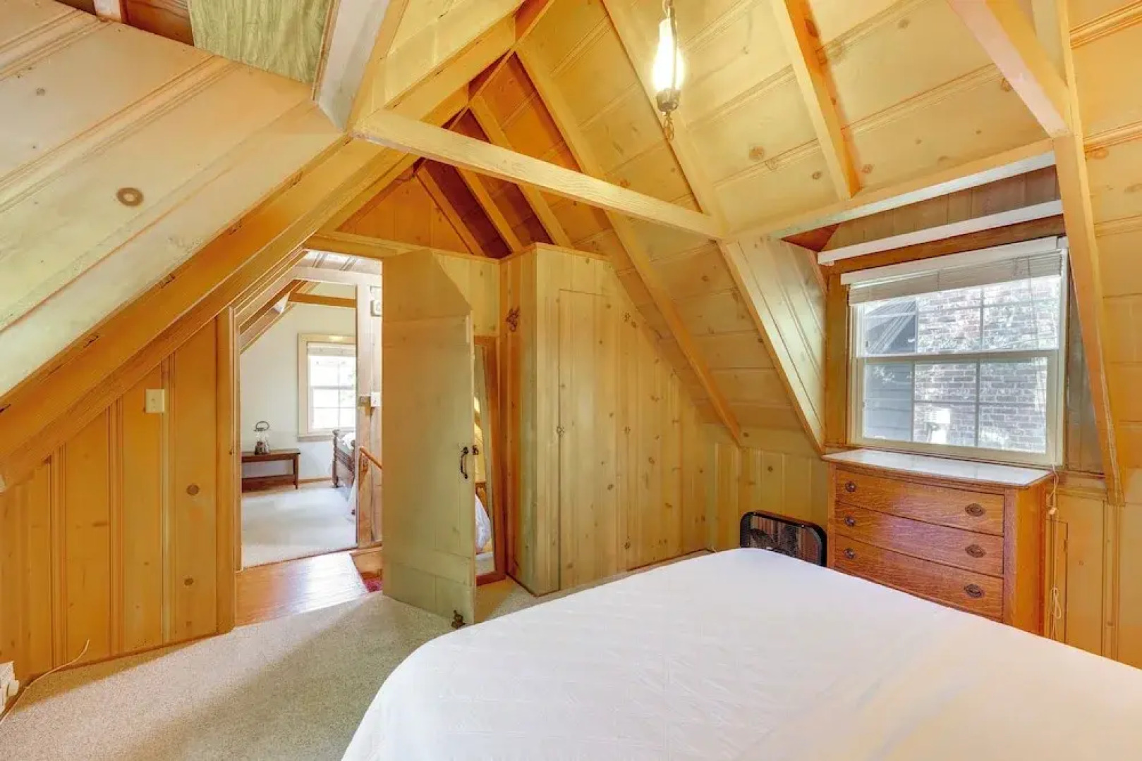 Vintage 'snow White' Cottage ~ 2 Miles to Village!