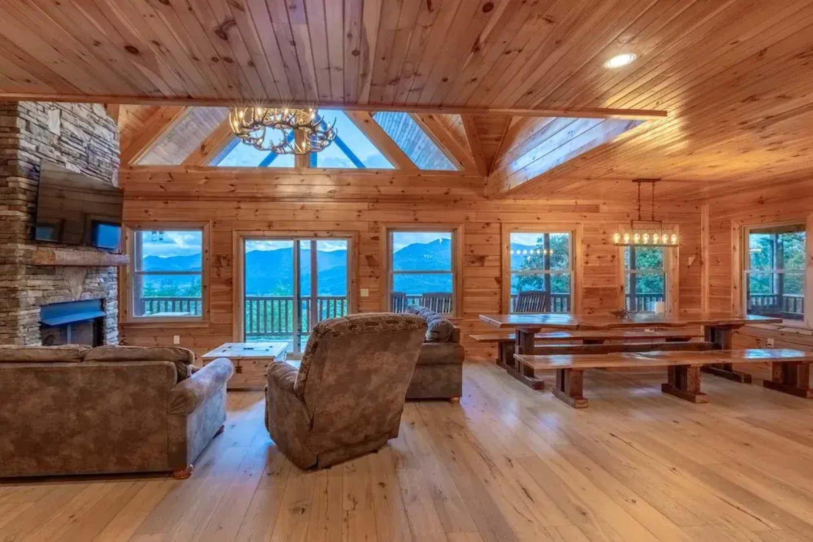 Luxury 4200 Sqft Log Cabin on 50 Acres Sleeps 16