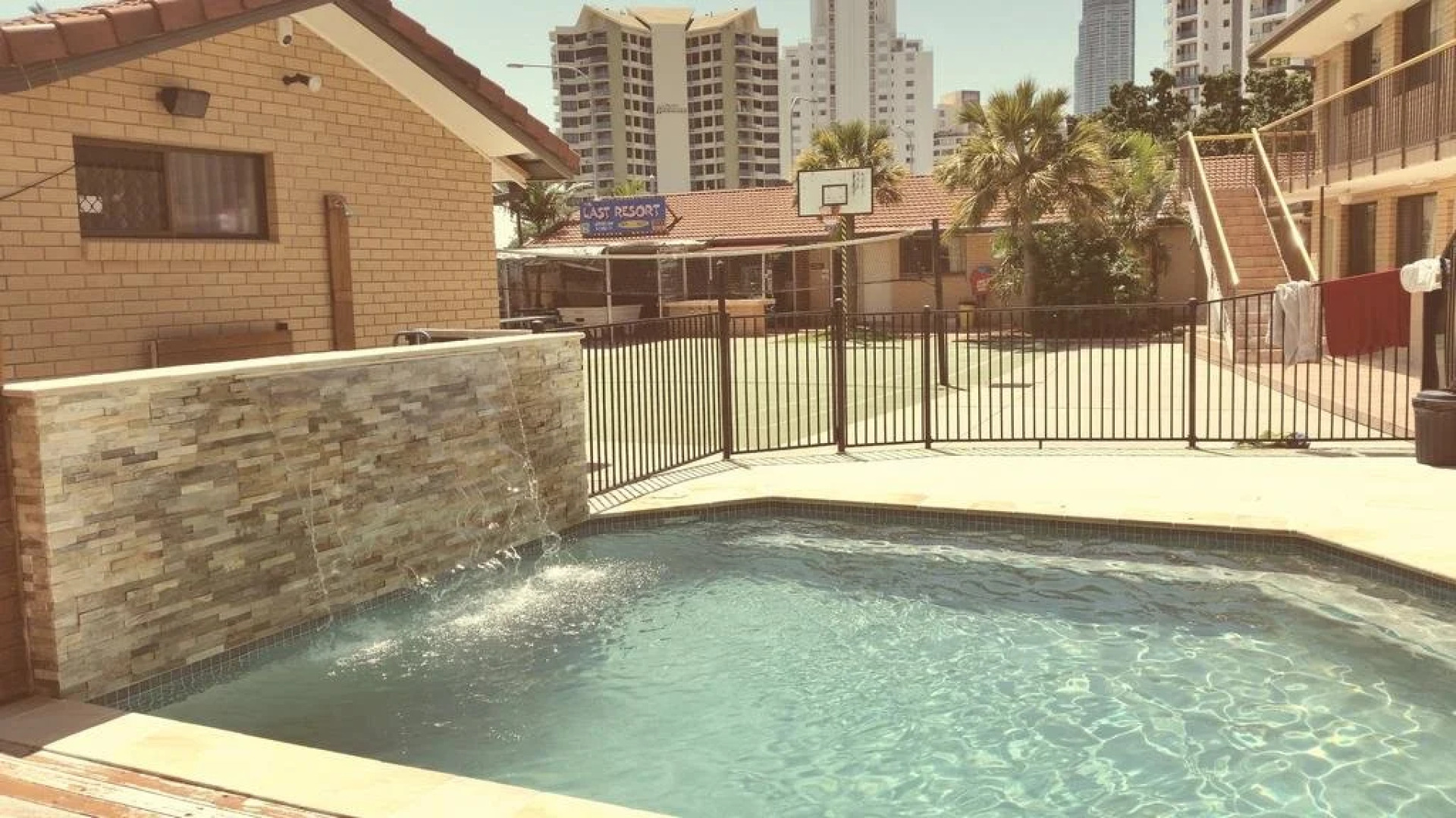 Maxmee Resort (formally Surfers Paradise Backpackers)