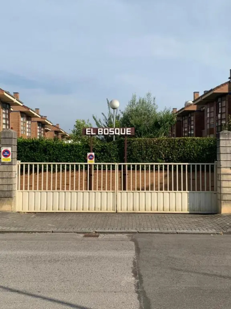 CHALET en Laredo cerca de la playa.