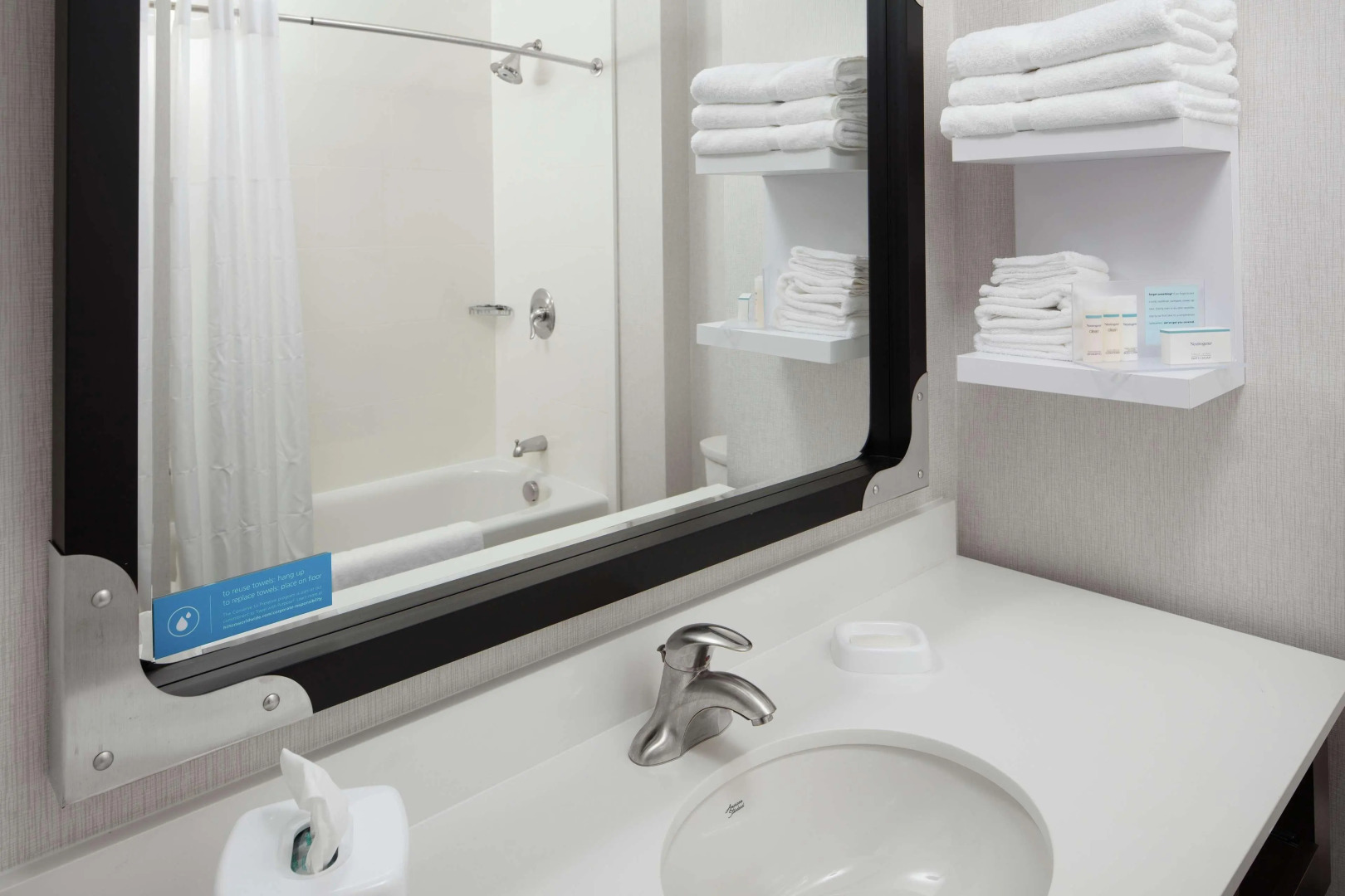 Hampton Inn & Suites Teaneck Glenpointe