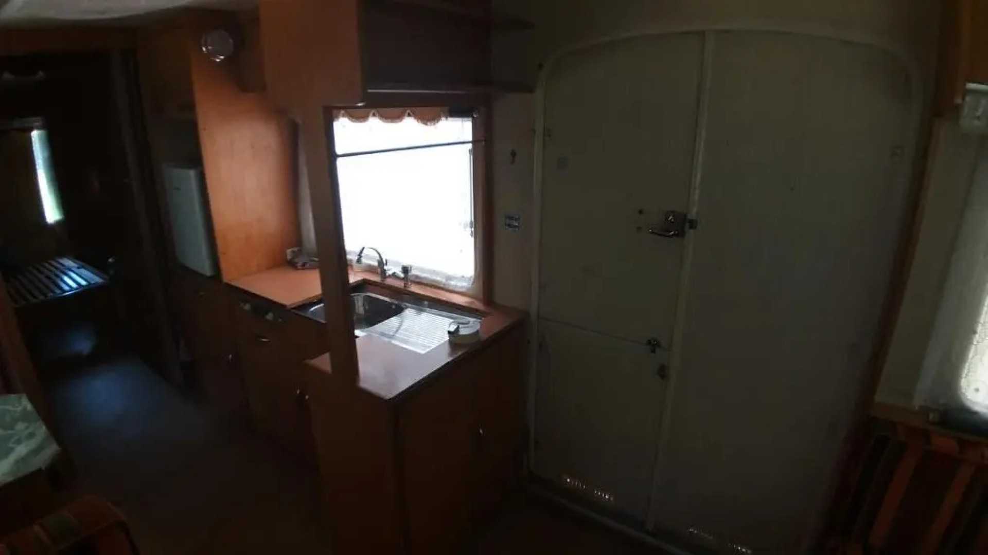 Geräumiger Wohnwagen unter Bäumen neben Mur-Stausee