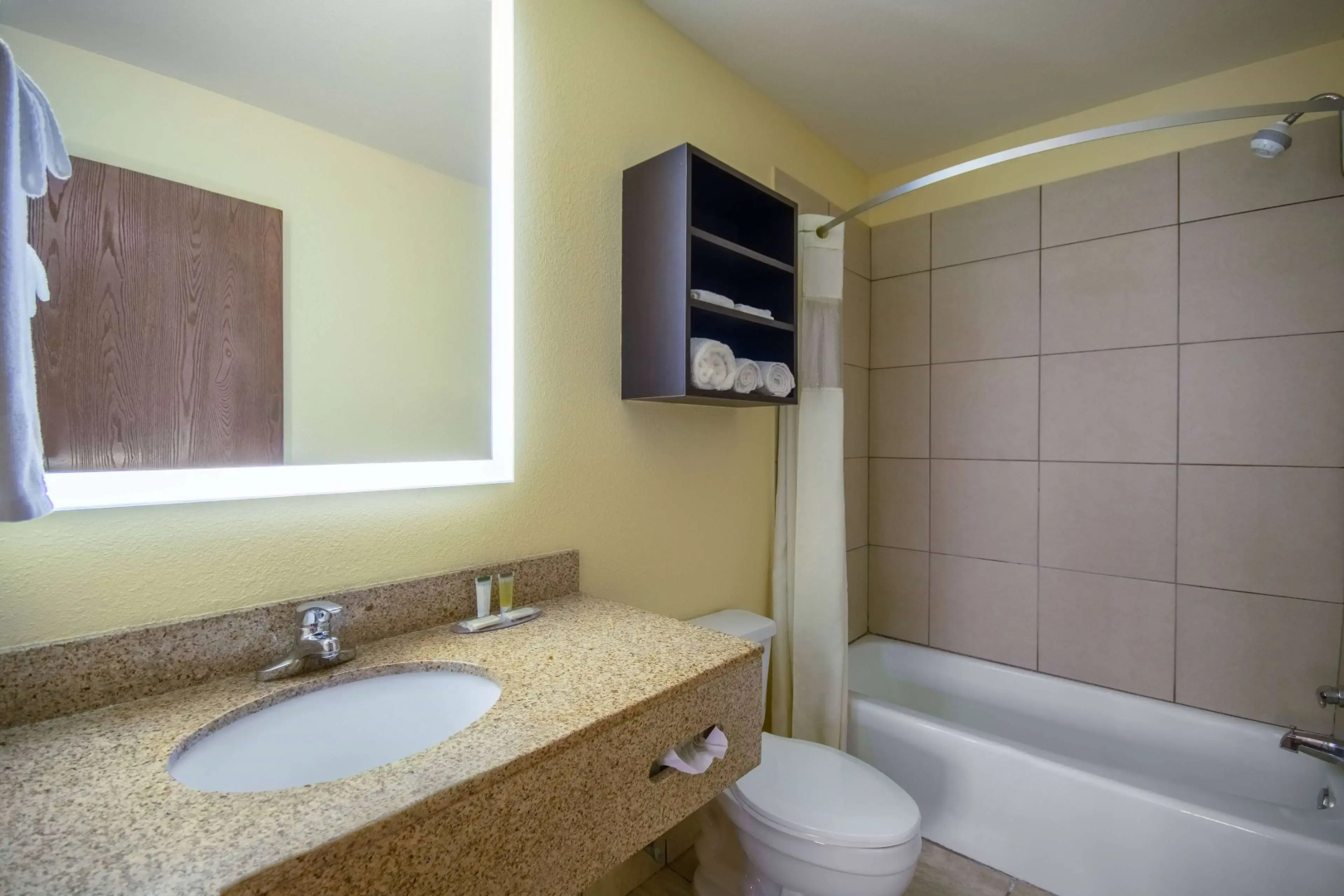 Days Inn & Suites by Wyndham Waterloo