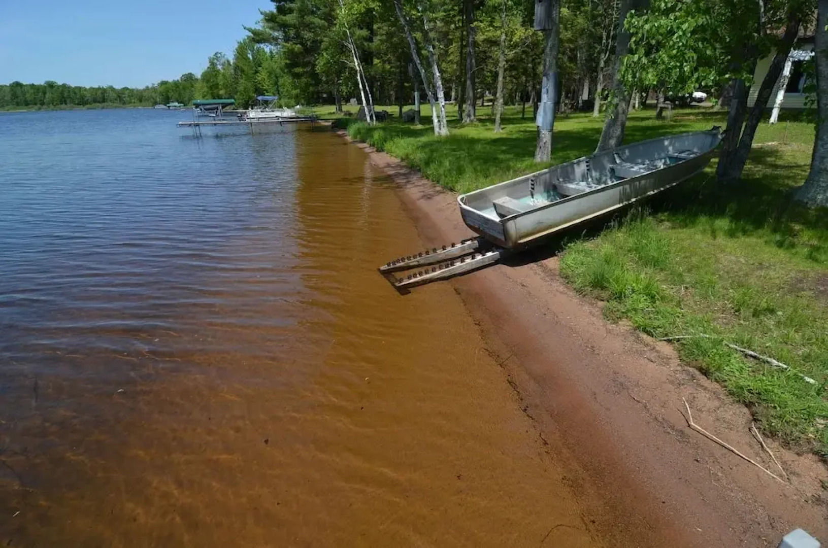 Lakeside Bills Bay Cabin by RedAwning