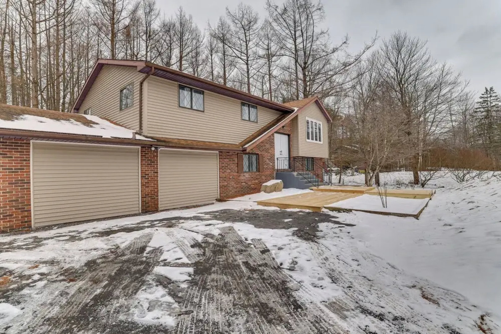 Theater, Game Room & Lake Access: Pocono Retreat