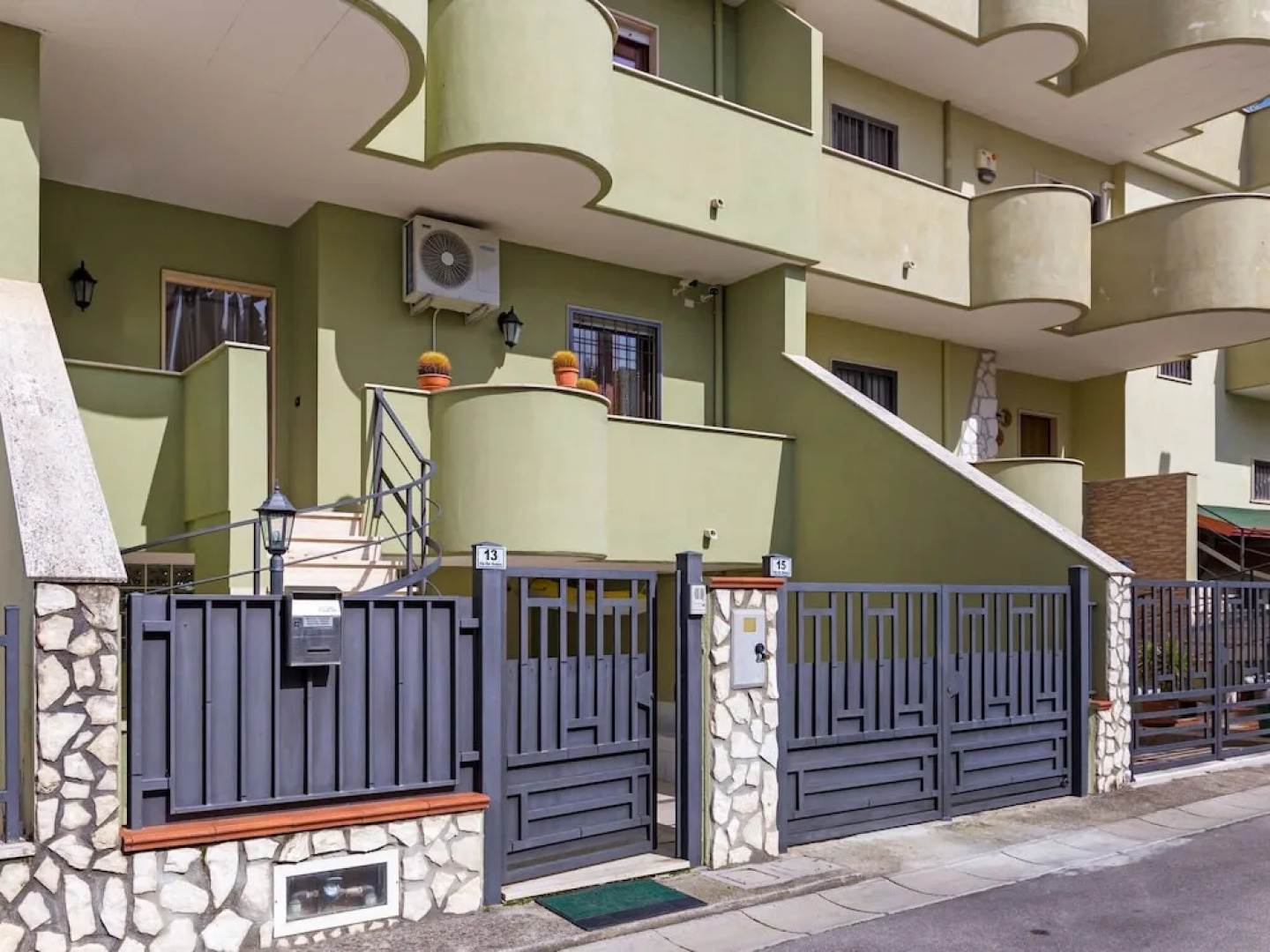 Pleasant Holiday Home in Mondragone With Garden