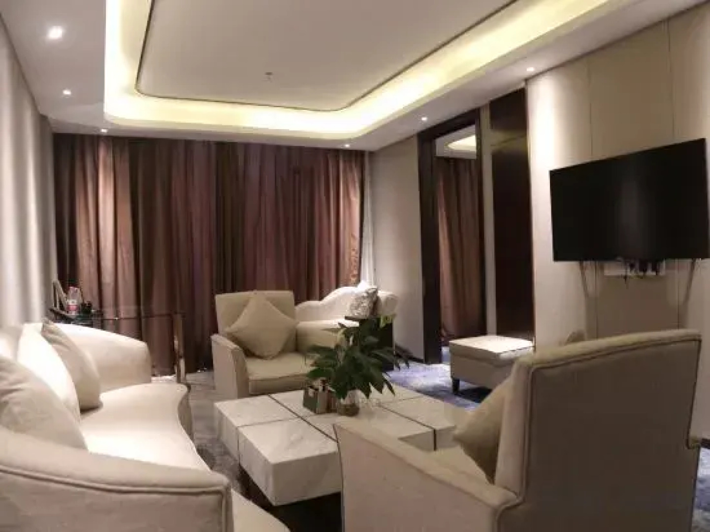 Four Seasons Oxygen Hotel Bomi