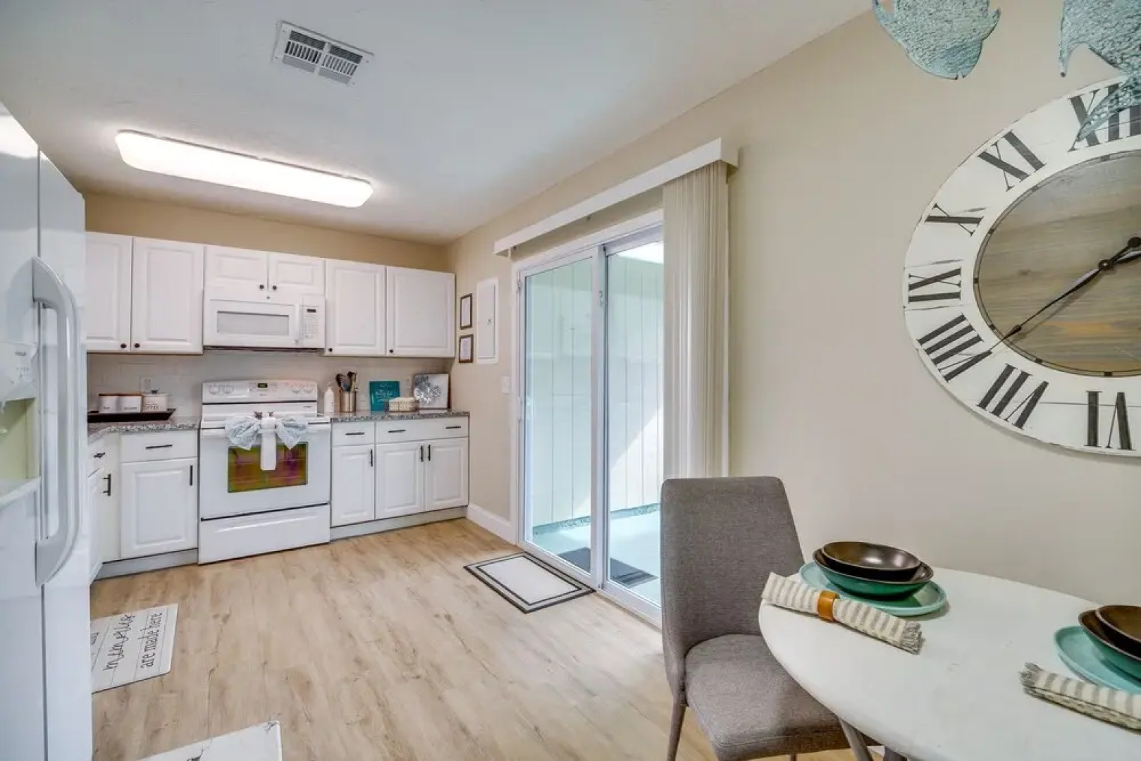 Sebastian Retreat w/ Screened Porch: 6 Mi to Beach