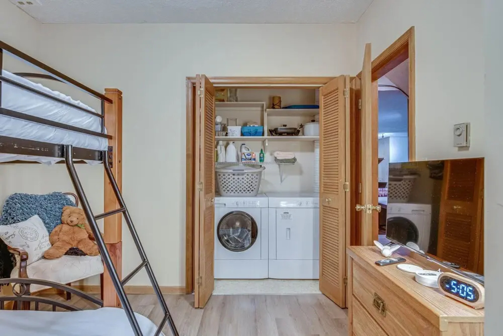 Eco-friendly Poconos Cabin w/ EV Charger!